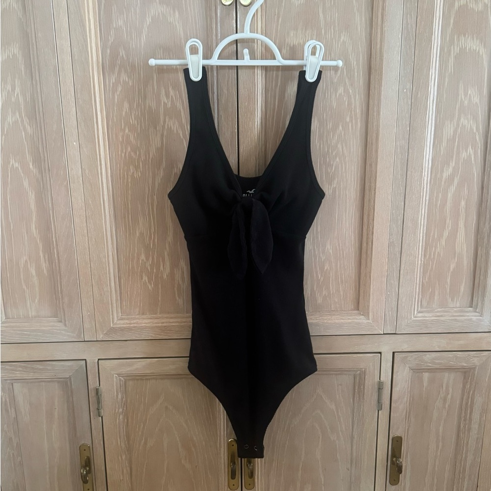HOLLISTER Ribbed Knot Tie Front Bodysuit